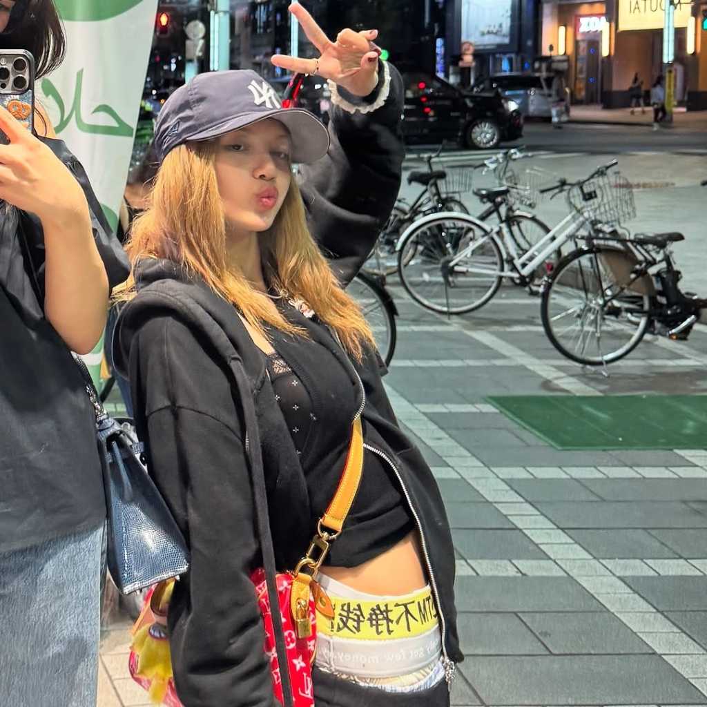 BLACKPINK リサ、見せパンファッションで日本満喫！ドンキで買い物＆ハローキティと3ショットも