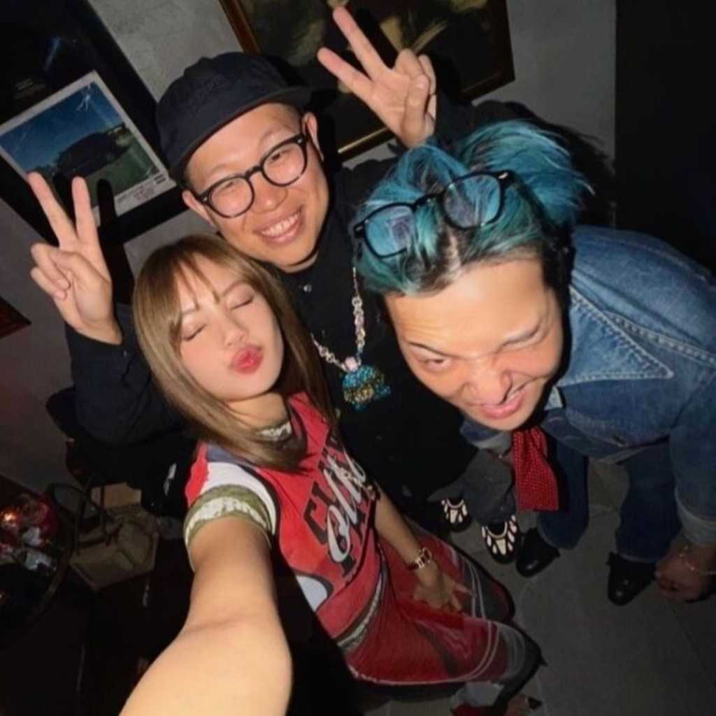 G-DRAGON、BLACKPINK リサの姿も！仲睦まじいセルフショットが話題に