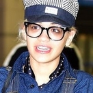 【PHOTO】リタ・オラ、アディダスとのコラボ商品発売を記念して韓国入り“素朴なファッションで登場”