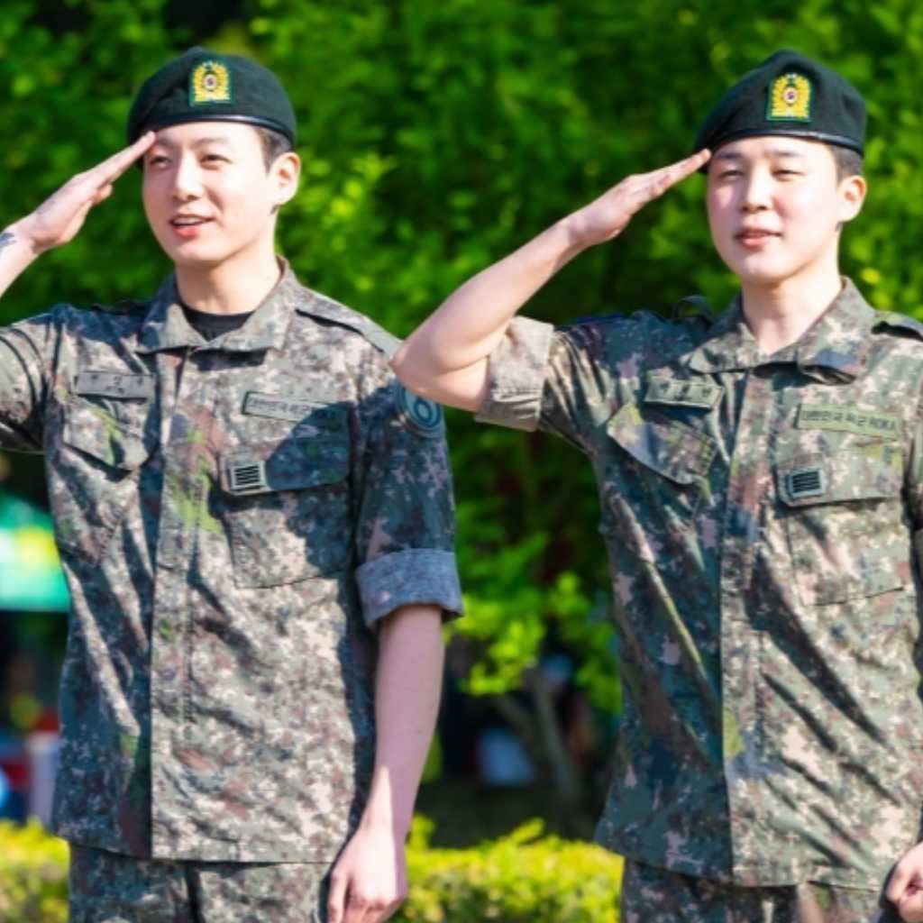 BTS ジミン＆ジョングク、本日除隊！2人揃って笑顔で登場