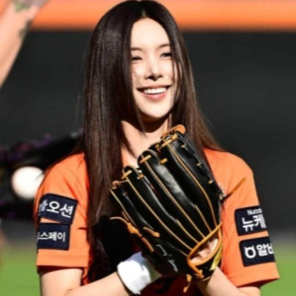 【PHOTO】ILLIT ユナ、始球式に登場…キュートな笑顔