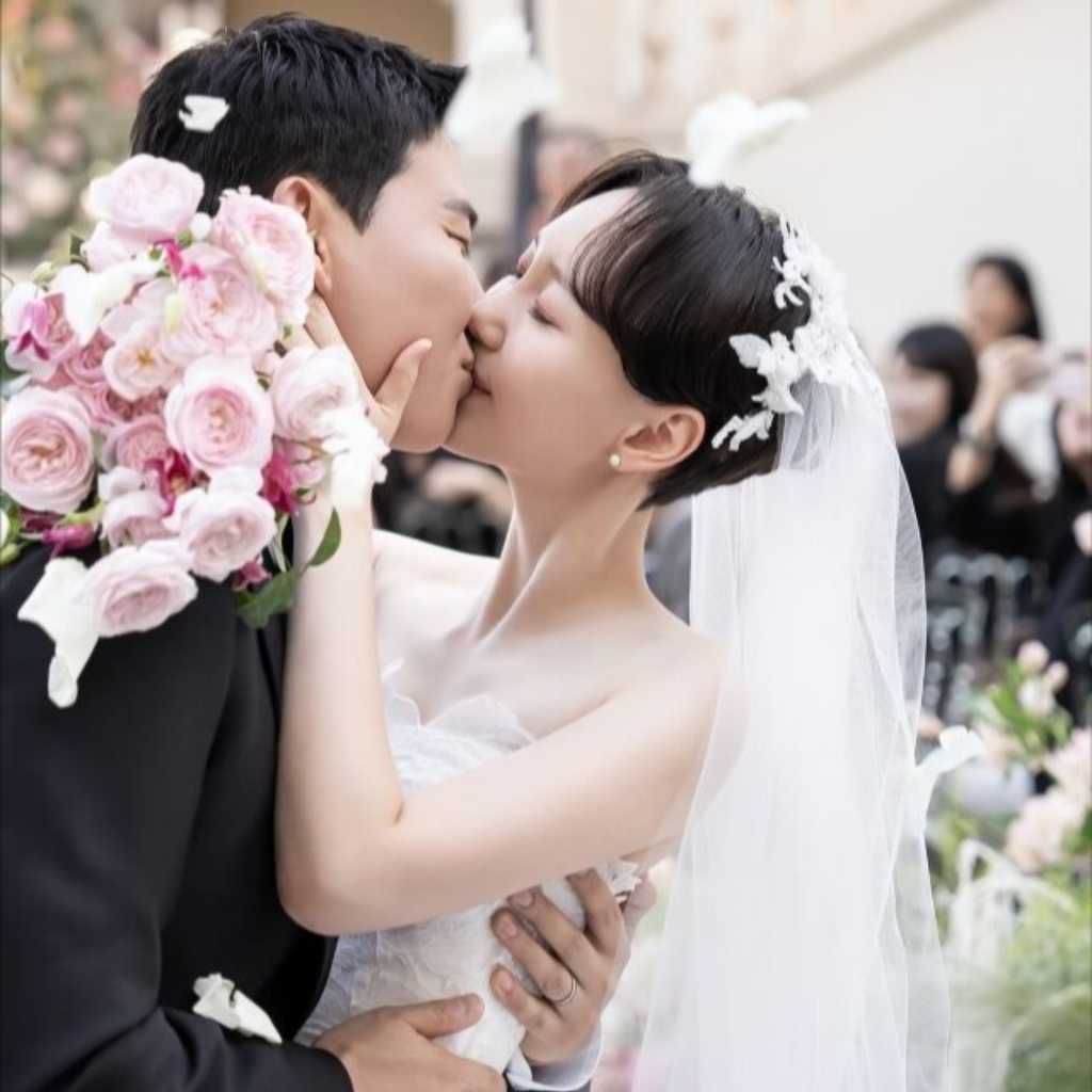 “出産から1年”イ・ユヨン、夫と幸せなキス！華やかな結婚式の写真を公開…可愛い娘の姿も