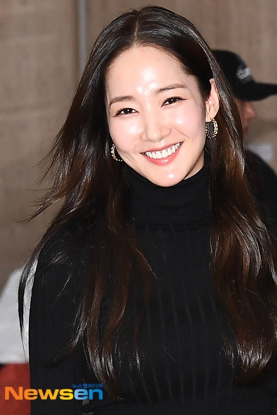 Photo パク ミニョン スケジュールを終えて帰国 女神のようなほほ笑み 動画あり Kstyle