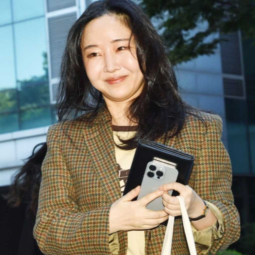 【PHOTO】ミン・ヒジン、久しぶりに報道陣の前に…HYBEとの裁判控え笑顔も