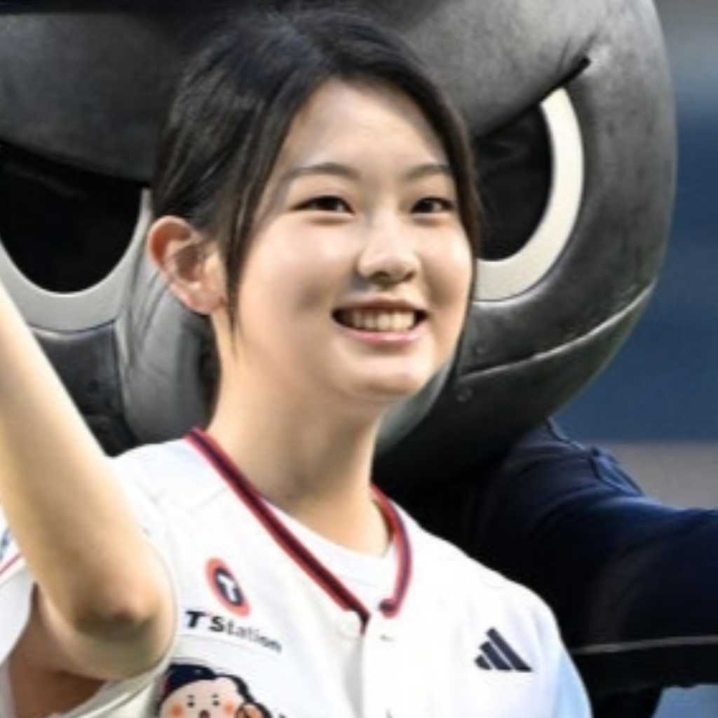 【PHOTO】ソ・スミン、始球式に登場…キュートなユニフォーム姿