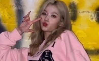 Twice サナ ピンクの妖精に変身 可愛すぎる表情 ファッションの近況ショット Kstyle