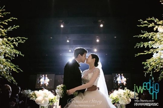 本日挙式 元u Kiss ドンホ 花嫁と誓いのキス 結婚式の写真公開 Kstyle