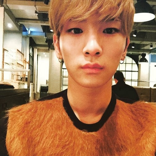 Shinee キー 野性的な魅力のセルフショット シャツに自分の髪をつけたっけ Kstyle