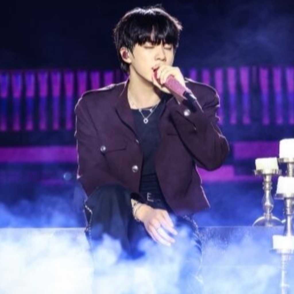 BTS ジン、初ファンコンツアー幕開け！ピアノ弾き語りや投げキスも…メンバーたちが観覧に