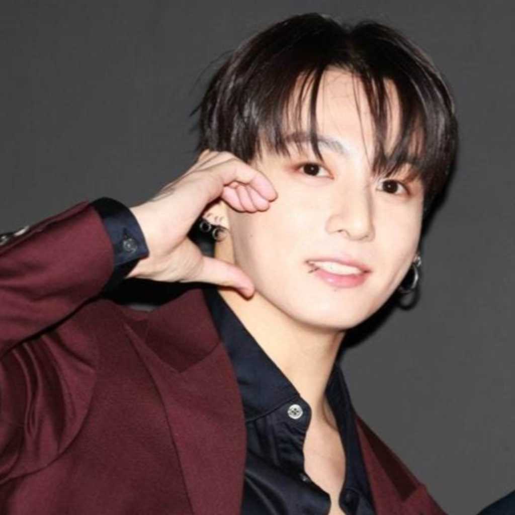 BTS ジョングク、妊娠中のファンを見つけ笑顔でひざまずく姿が話題に