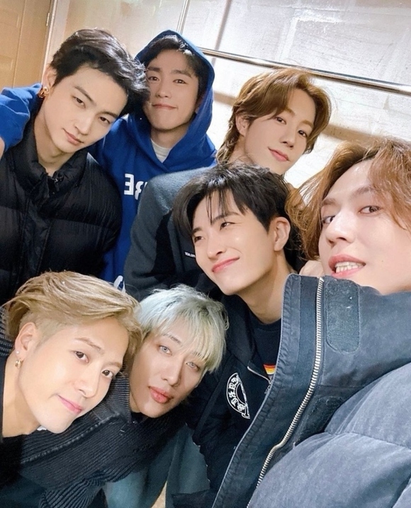 GOT7、JYP時代の公式SNSが異例の復活！突然の投稿にファン歓喜「遅れて