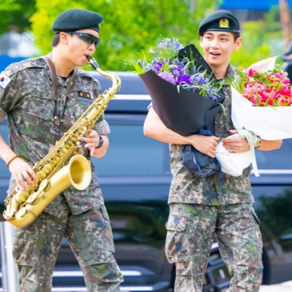 BTSのRM＆V、除隊現場でファンが出迎え…サックスでの「コナン」演奏も話題に“部隊から舞台に復帰する”