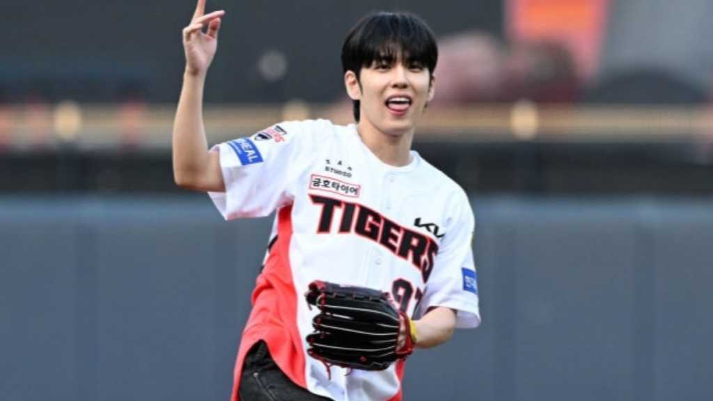 【PHOTO】DAY6 ウォンピル、始球式に登場…豪快な投球フォーム