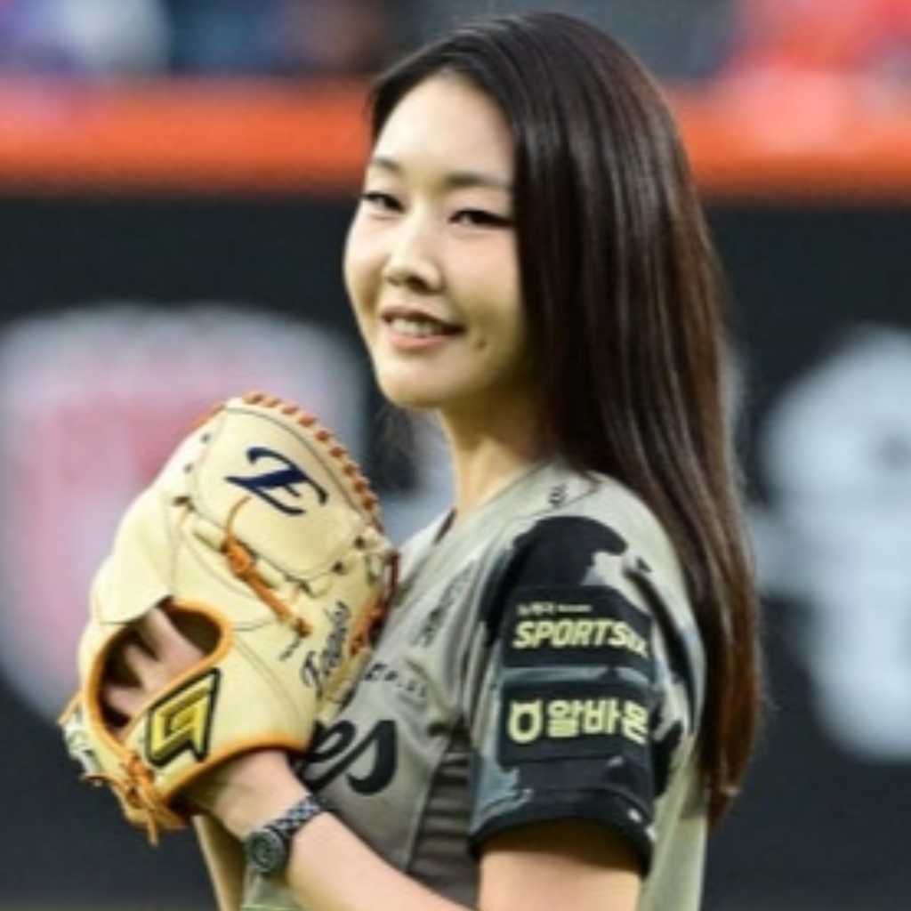 【PHOTO】ハン・ヘジン、始球式に登場…魅力的なジーンズ姿