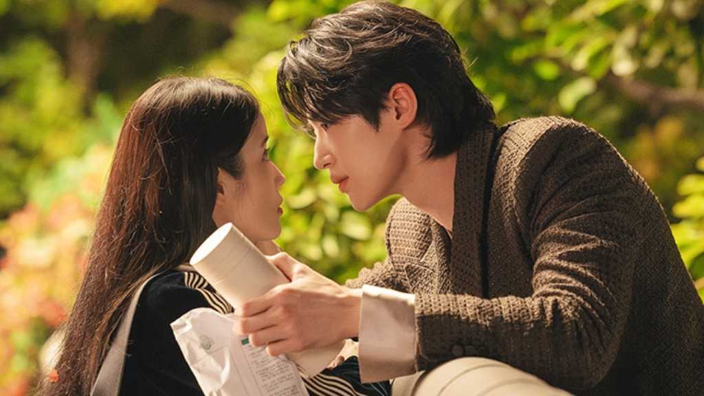 ビョン・ウソク＆IU、キス寸前！？新ドラマ「21世紀の大君夫人」甘い雰囲気のスチールカット公開