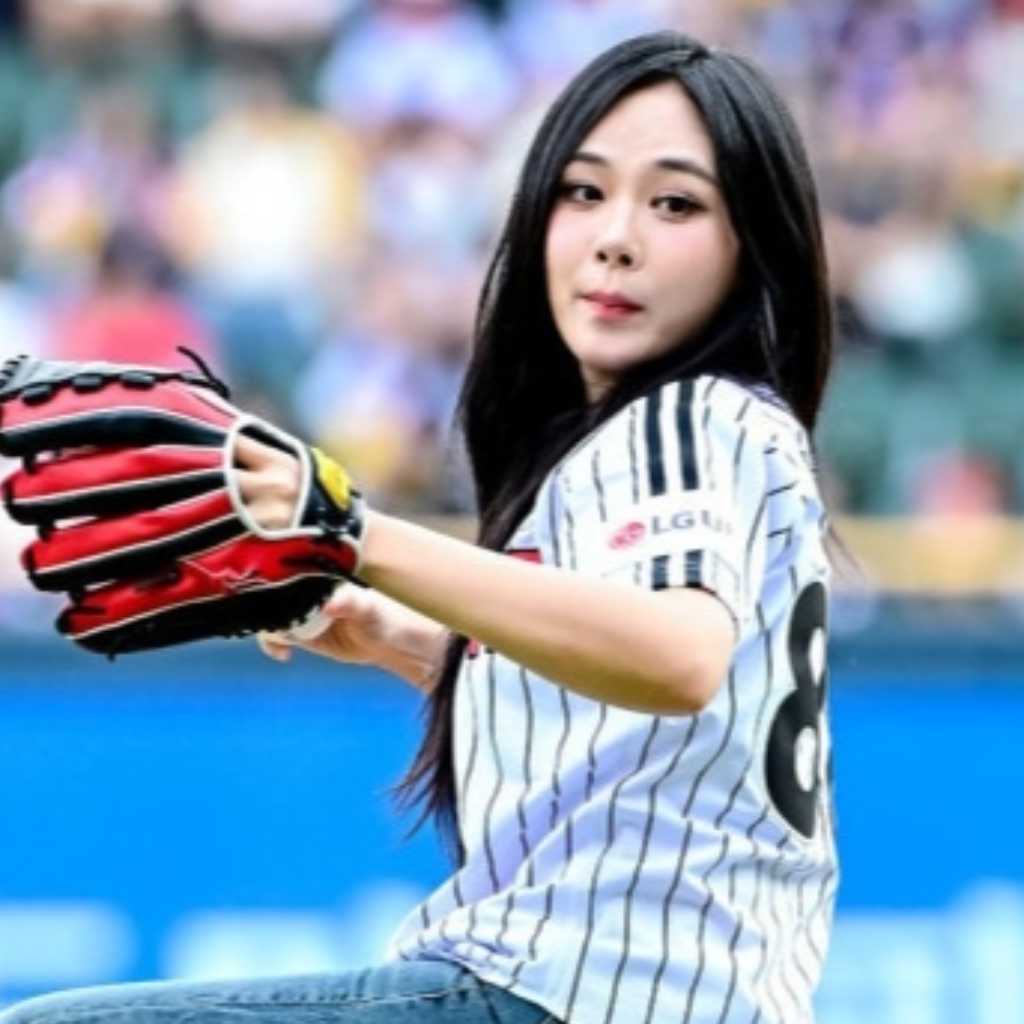 【PHOTO】BIBI、始球式に登場…愛らしい笑顔