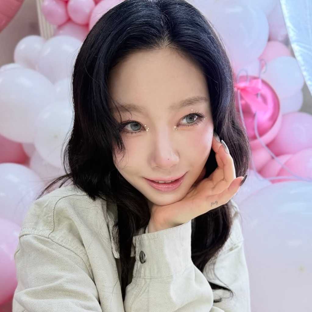 少女時代 テヨン、まるで妖精！？タイ公演の記念ショットを公開「2日間楽しかったです」