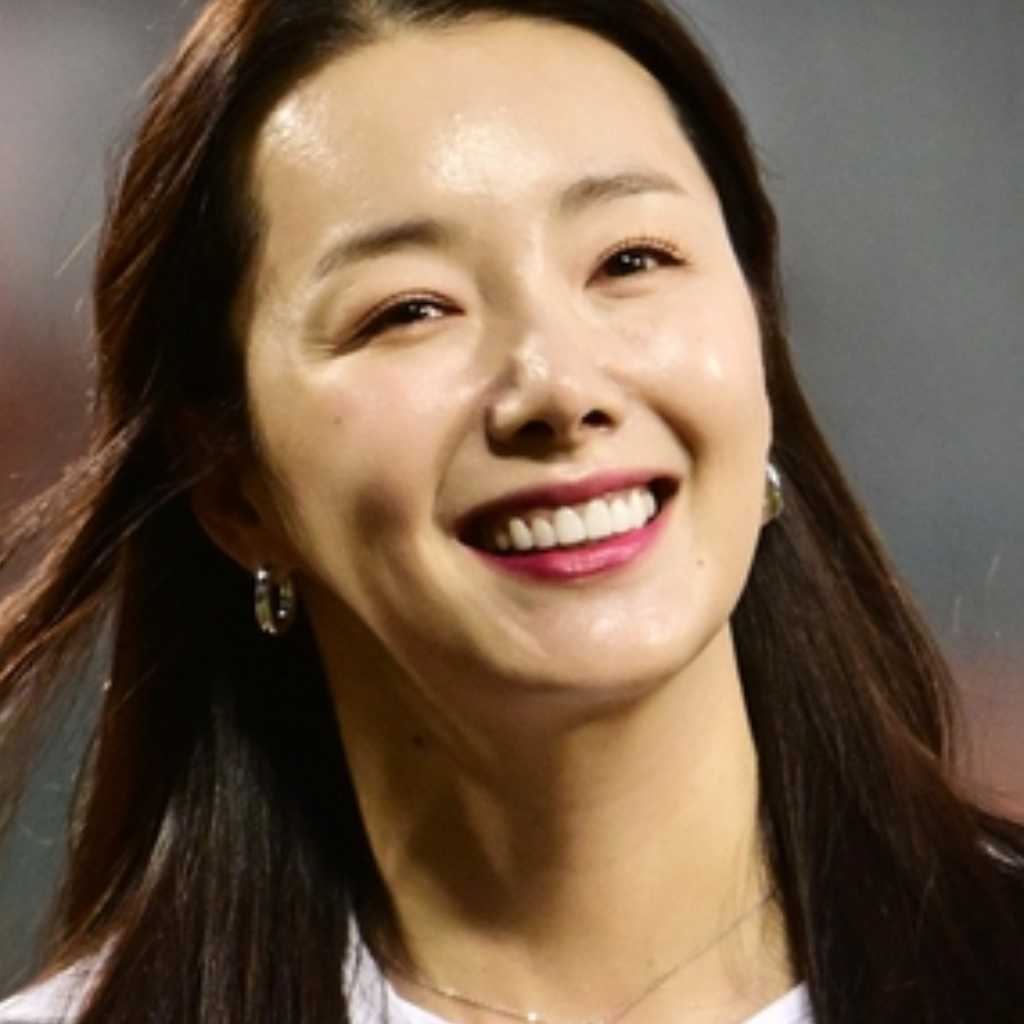 【PHOTO】ソ・イヒョン、始球式に登場…美しいユニフォーム姿