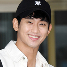 【PHOTO】キム・スヒョン、ファンミーティングのためタイへ出国…爽やかな笑顔で登場（動画あり）