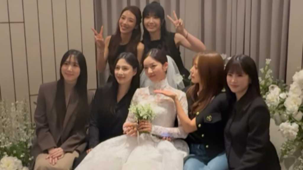 Apinkメンバー集結！ユン・ボミの結婚式に出席…記念ショット＆涙も