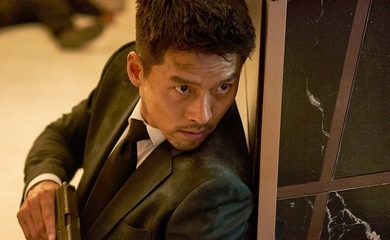 ヒョンビン主演の映画「コンフィデンシャル:国際共助捜査」9月22日より日本公開!緊張感高まるスーツ姿の写真も解禁