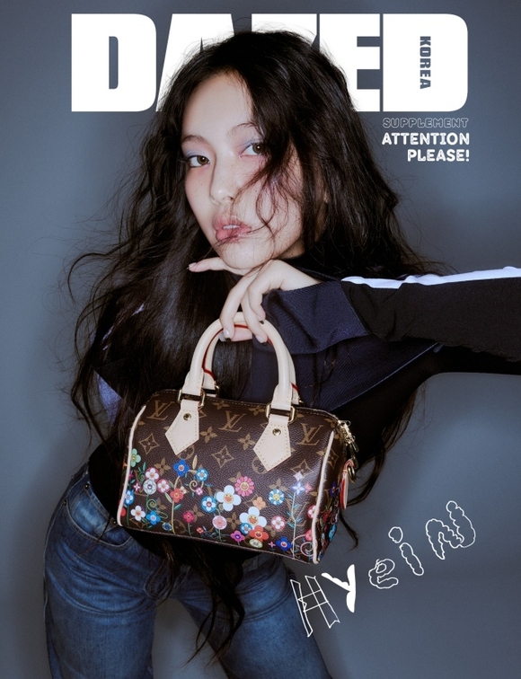 NewJeans ヘイン、ファッション誌の表紙に登場！村上隆とのコラボを