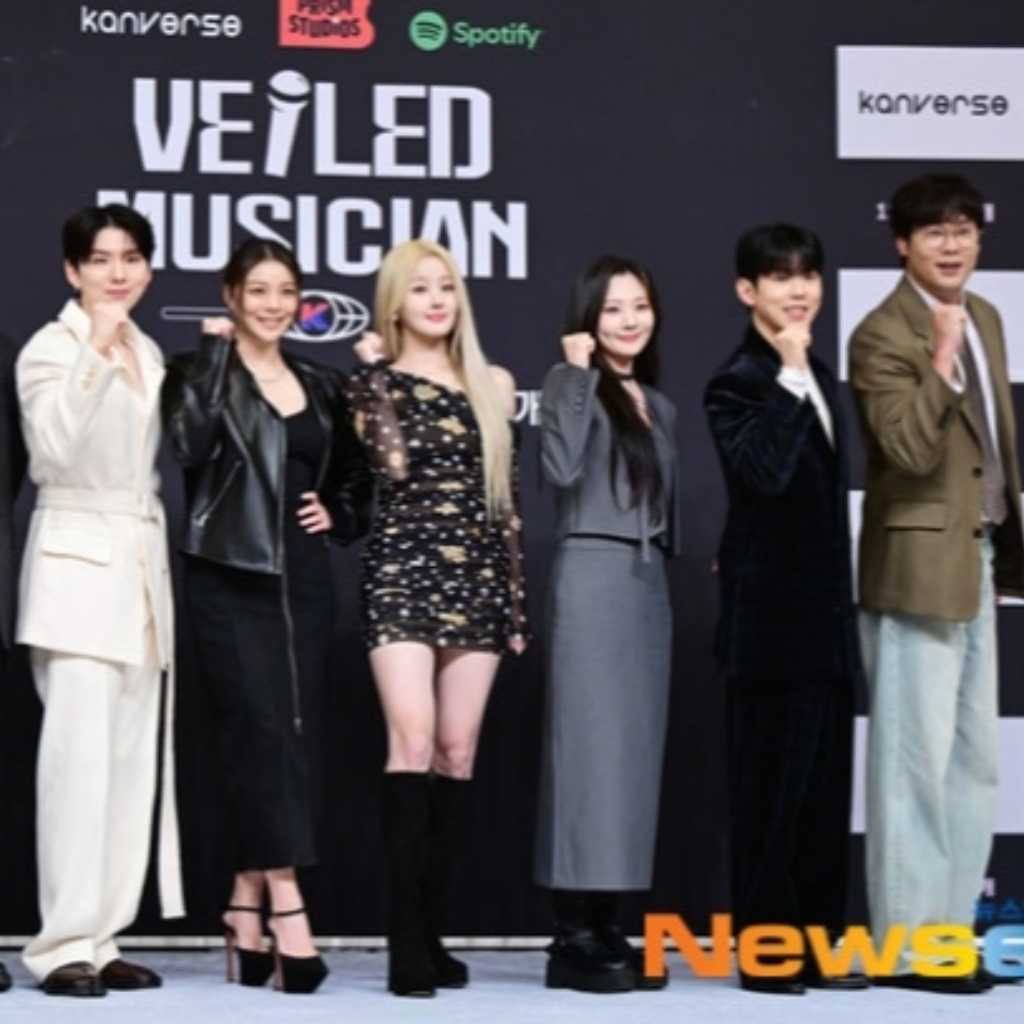 【PHOTO】MONSTA X キヒョン&KISS OF LIFEのBELLEら、新バラエティ番組「VEILED MUSICIAN」制作発表会に出席