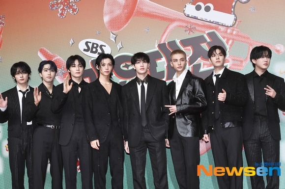 Stray Kids「2024 SBS歌謡大典」レッドカーペットに登場…ヒョンジンの