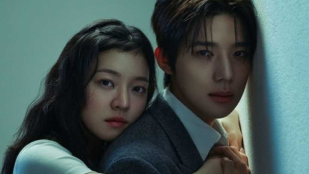 ムン・サンミン＆コ・アソン、バッグハグや互いを見つめる胸キュンショットも…密着グラビアが話題