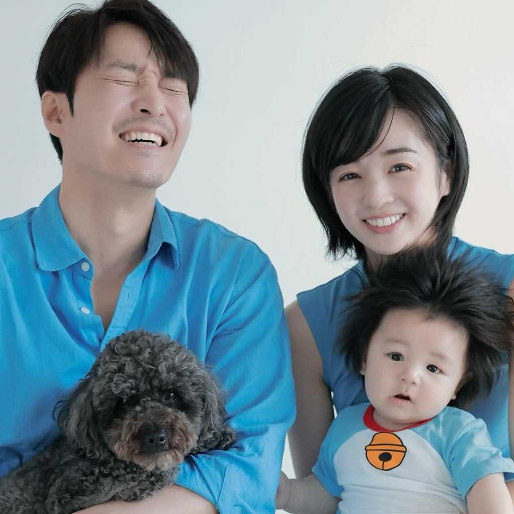 シム・ヒョンタク＆日本人妻サヤさん、初めての家族写真を公開！韓国で“爆毛赤ちゃん”と話題に