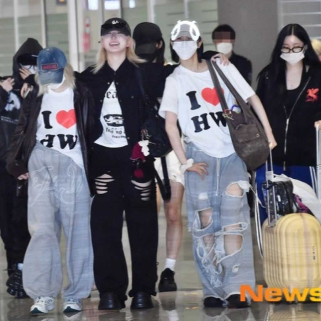 【PHOTO】NMIXX、ヘウォンの誕生日を祝福!お揃いのTシャツ姿で空港に(動画あり)