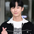 【PHOTO】ジニョン、日本ファンミーティングのため出国…爽やかな笑顔で指ハート