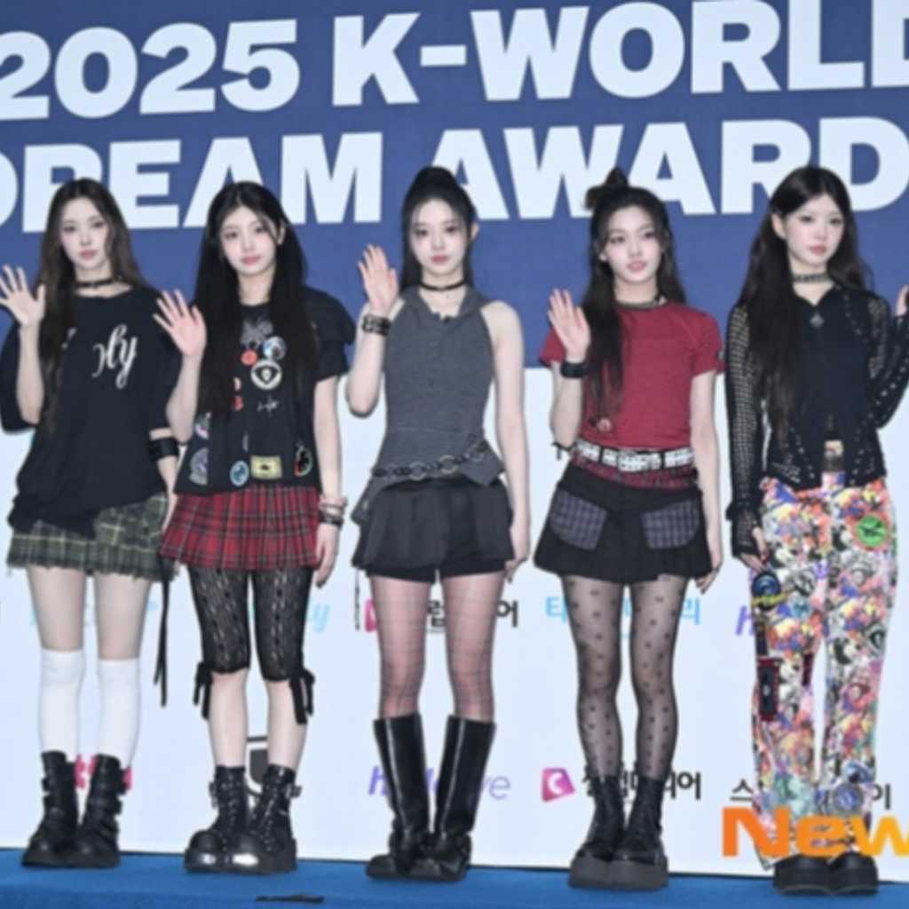 【PHOTO】ILLIT「2025 K-WORLD DREAM AWARDS」ブルーカーペットに登場