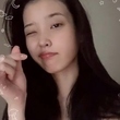 IU、自宅でリラックスした様子から眉染め中の姿まで…未公開のセルフショットを大放出(動画あり)