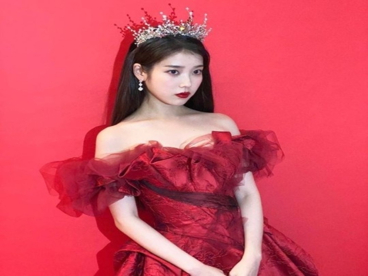 Iu ディズニープリンセスの実写版 真っ赤なドレスで華やかな美貌をアピール Kstyle