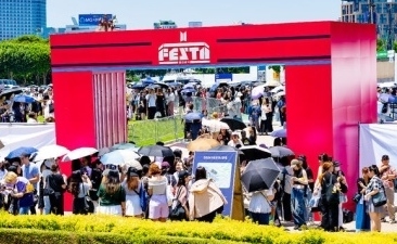【PHOTO】BTS、今年はピンク色が目を引く会場に！「2024 FESTA」がスタート