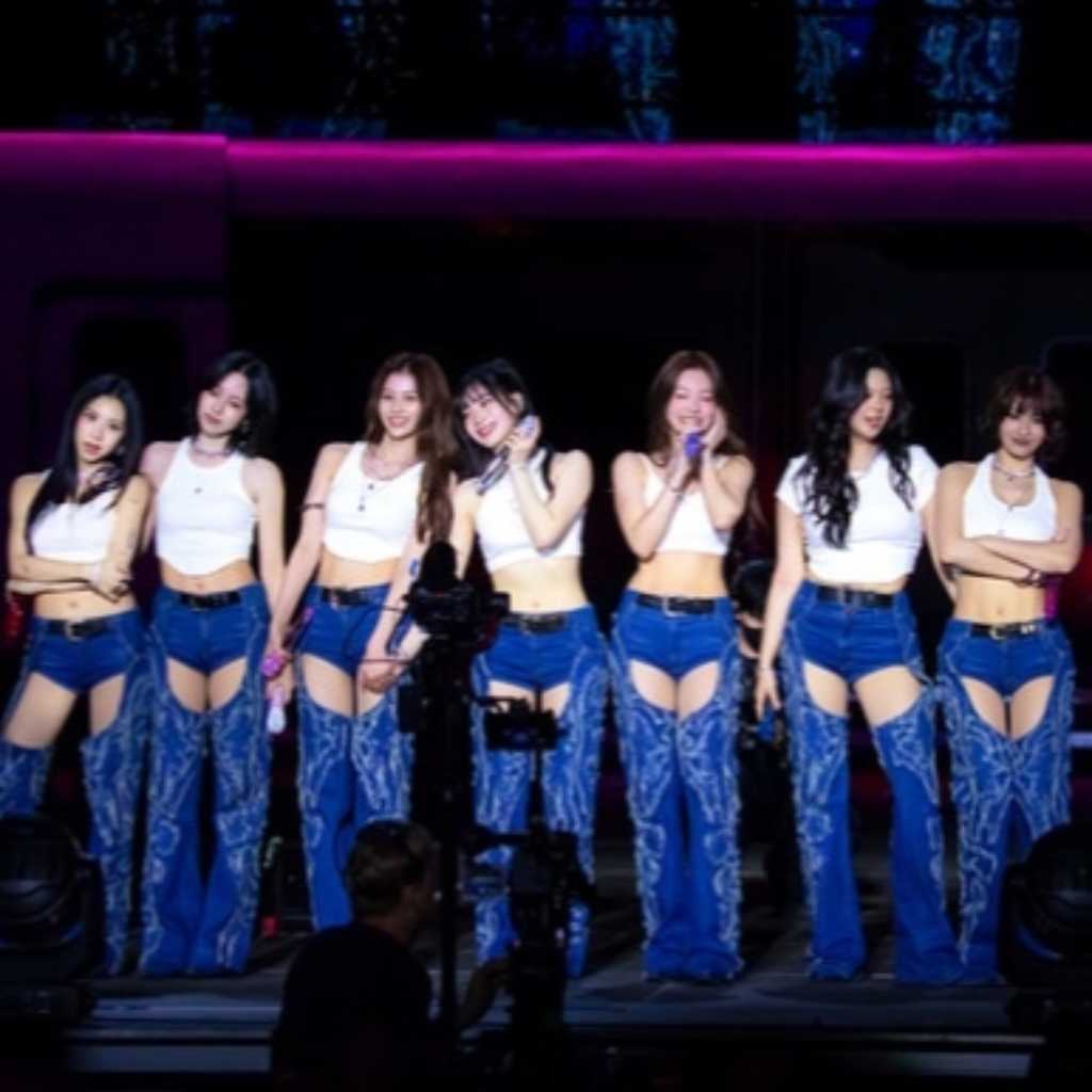 TWICE、初の「ロラパルーザ・シカゴ」でヒット曲メドレーを披露！大人気Netflixアニメのステージにファン熱狂