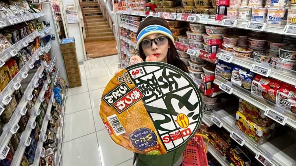 2NE1のDARA、東京で抜群のファッションセンスを披露！コンビニでカップラーメンを手にとる姿も