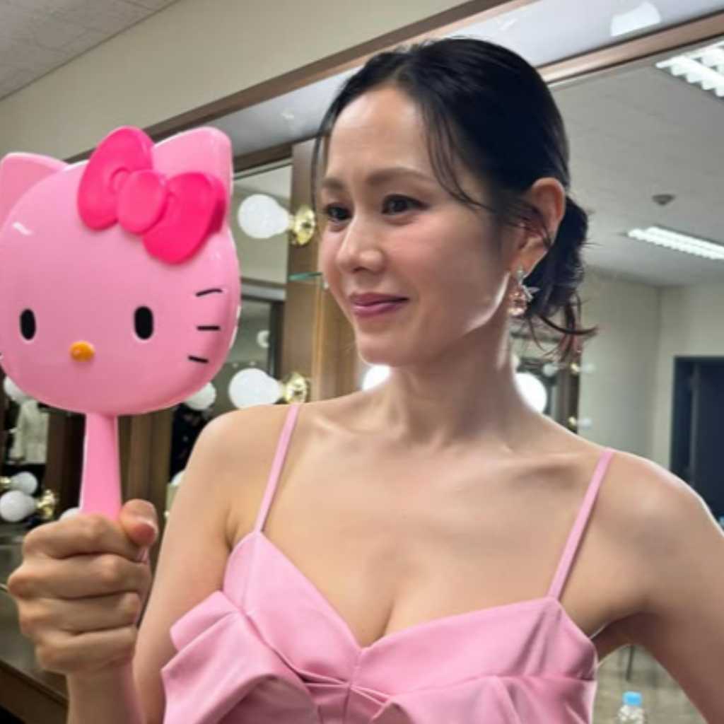 ソン・イェジン、胸元がセクシーなピンクドレス姿を公開…ハローキティの鏡を持って笑顔