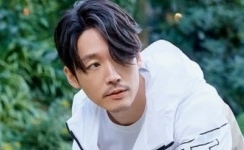 チャン ヒョク 男性的な魅力溢れるアウトドアグラビア公開 多彩なスタイルを披露 Kstyle