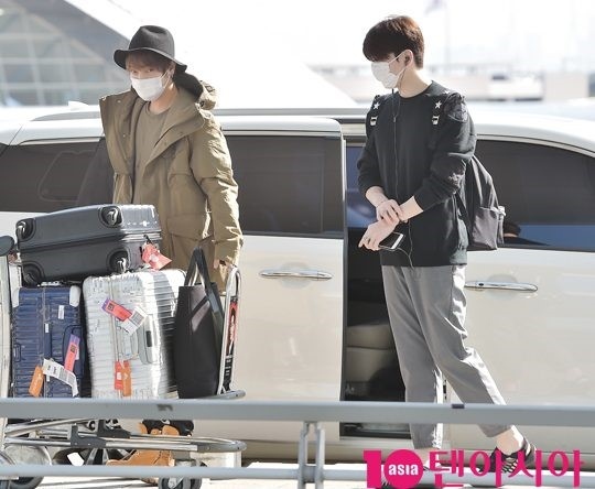 Photo 超新星 ユナク ソンジェ コンサートのため日本へ出国 スタイリッシュな空港ファッション Kstyle