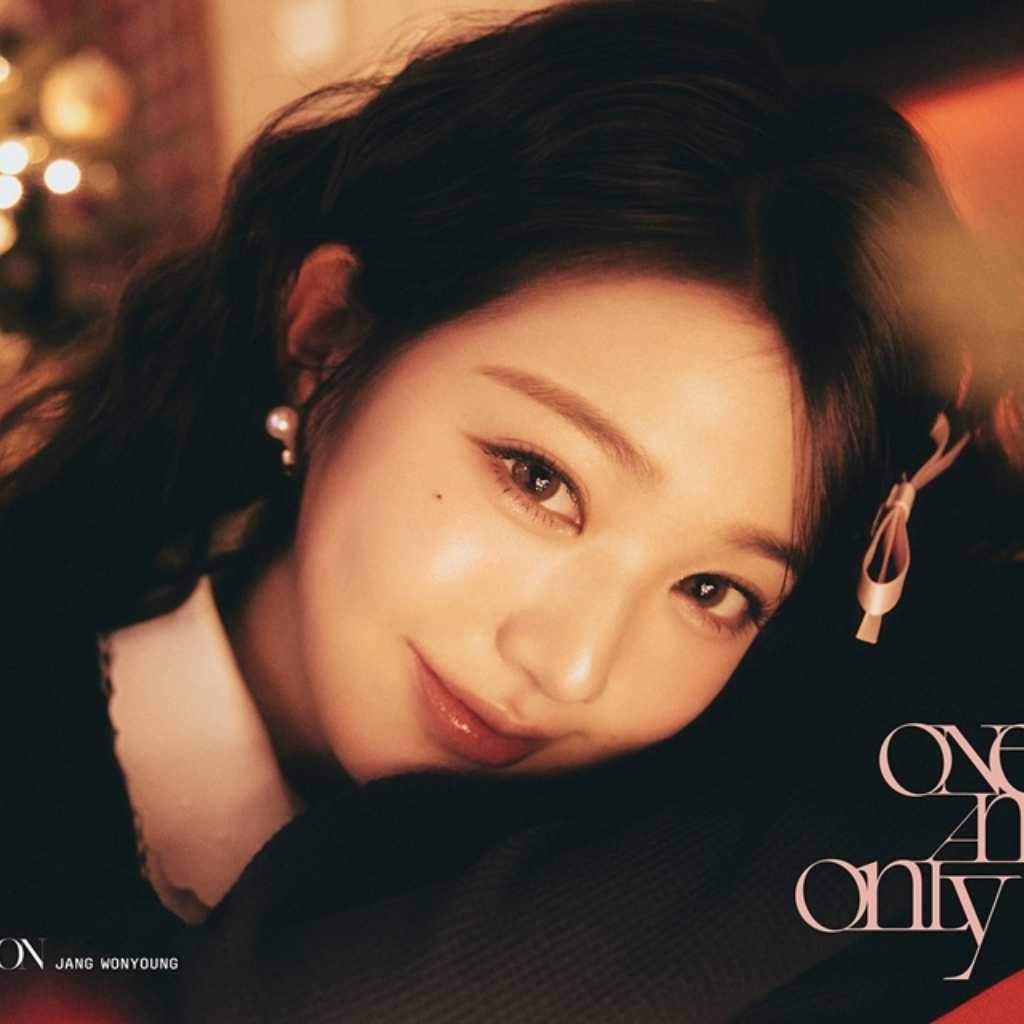 IVE ウォニョン、D'ICON写真集の発売決定…ナチュラル&エレガントな魅力が詰まった1冊