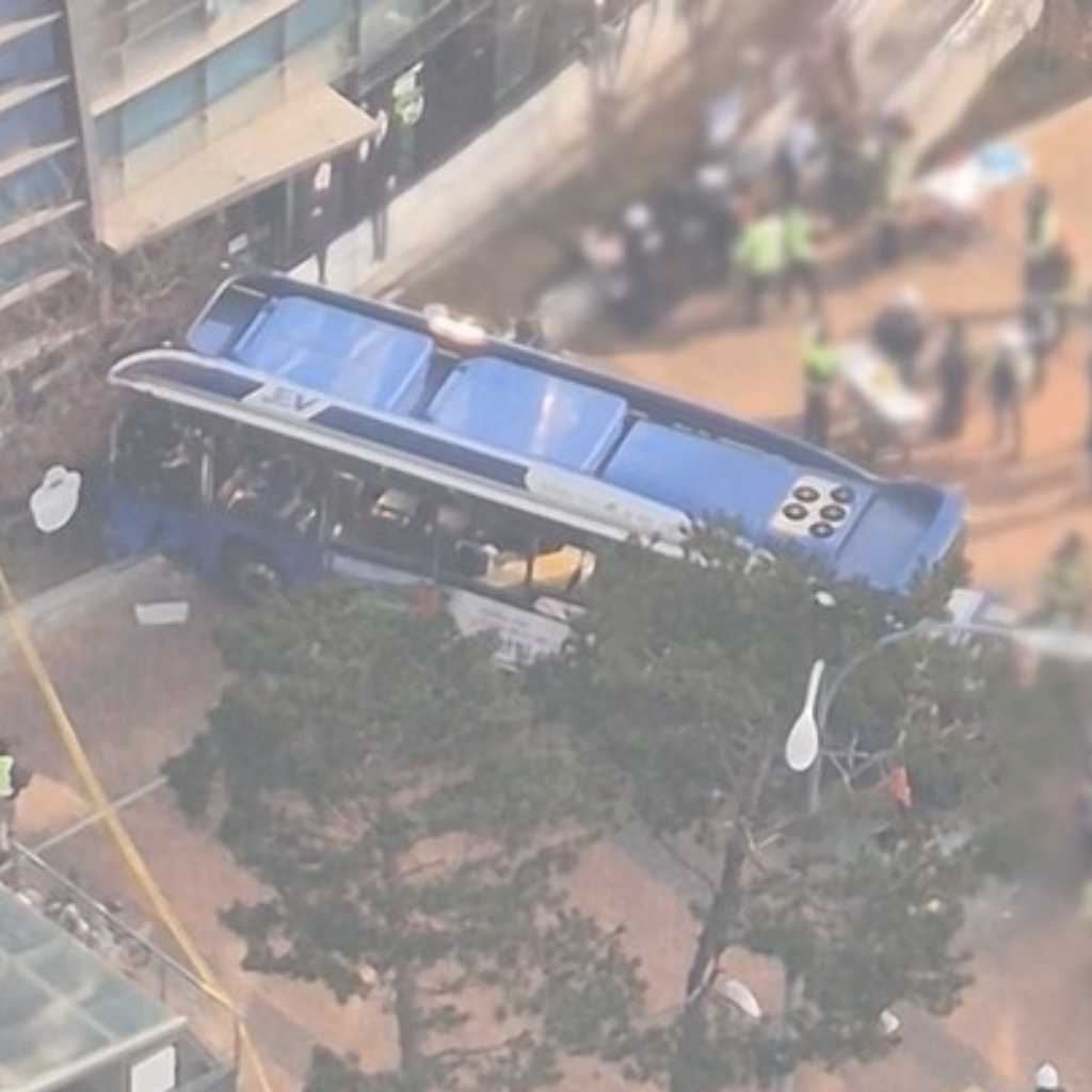 韓国・ソウル中心部で市内バスが建物に追突…歩行者を含む10人以上が重軽傷