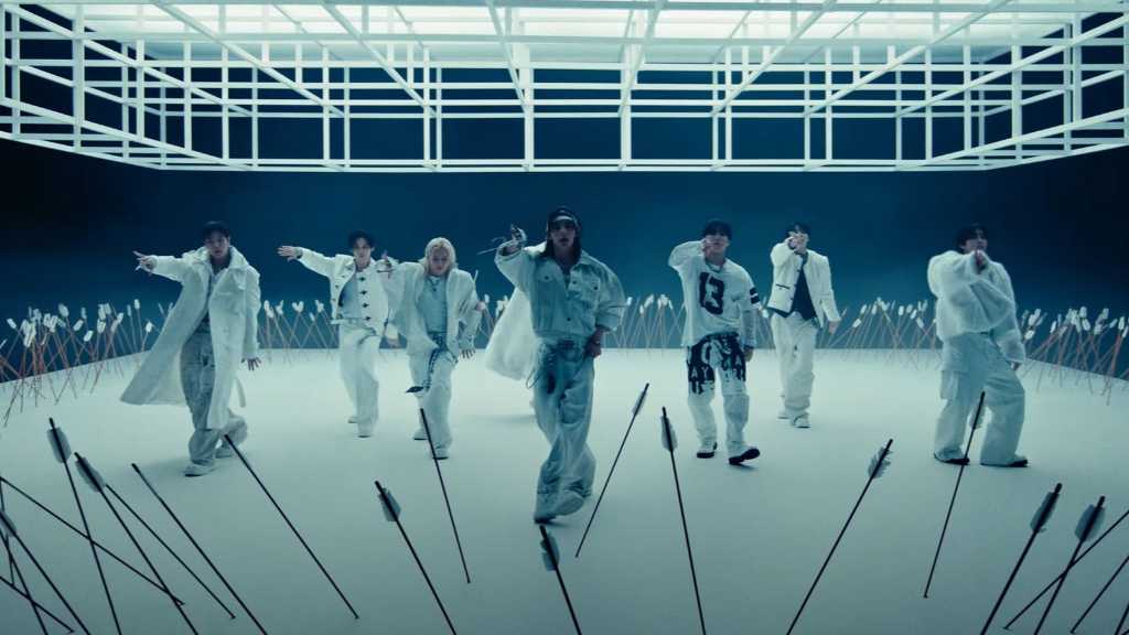 Stray Kids、タイトル曲「Walkin On Water」MV公開…圧倒的な