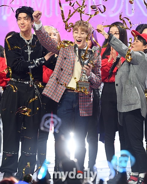 【photo】wanna One出身ハ・ソンウン、3 13放送「show Champion」で1位を獲得…ライ・グァンリンとのハグも Kstyle