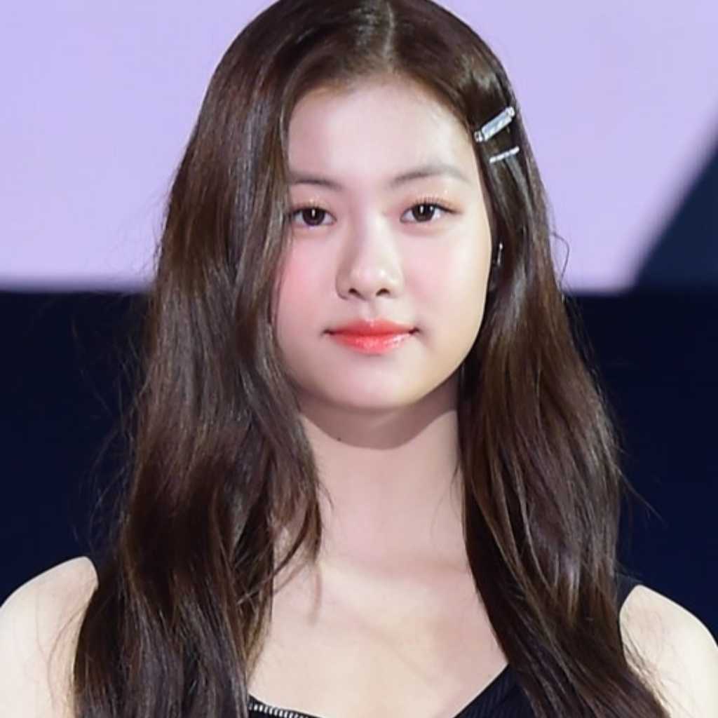 元LE SSERAFIM キム・ガラム、YouTubeチャンネルを開設…日常を公開し大きな話題に