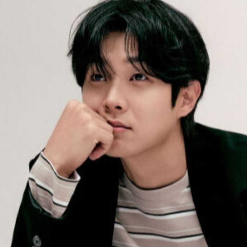 俳優チェ・ウシク、彼氏ルックで春のグラビア公開!無駄のないシルエットと繊細なディテール