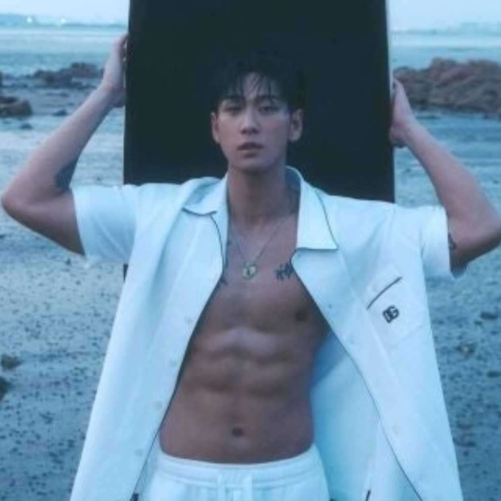 ベクホ、引き締まった腹筋に釘付け！久しぶりにNU'ESTの楽曲を披露も“過去と現在が出会った”