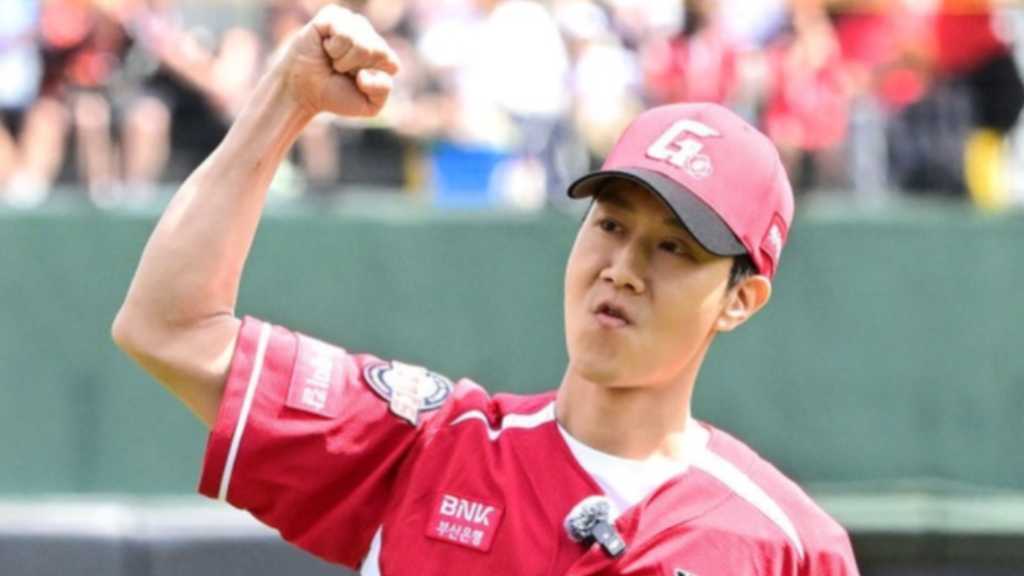 【PHOTO】チョンウ、始球式に登場…パワフルな投球を披露