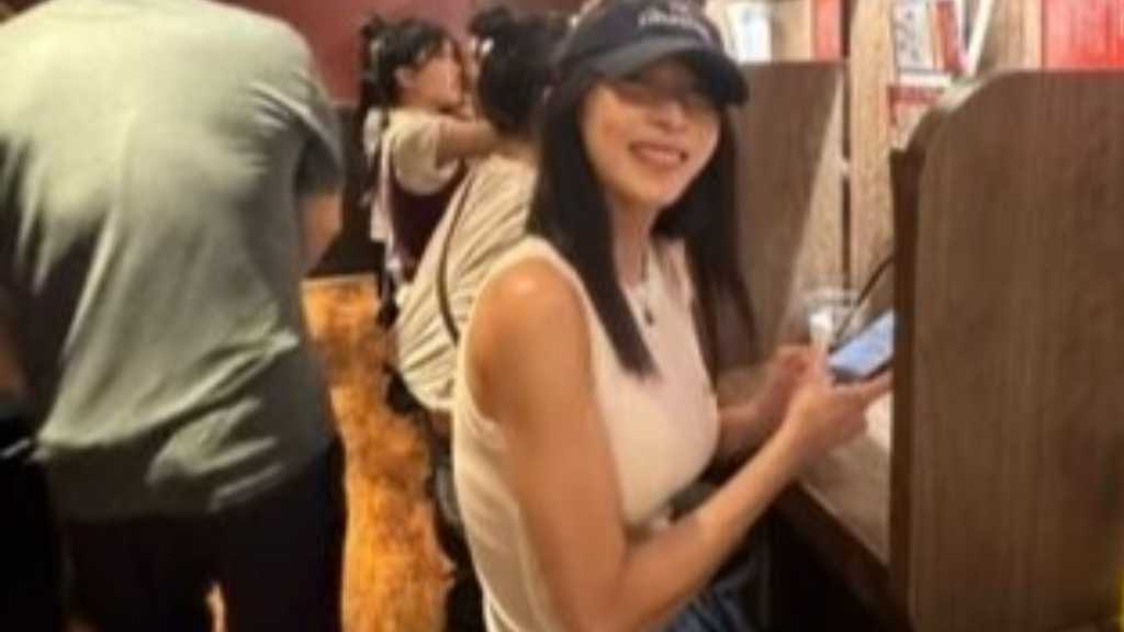 ハ・ジウォン、有名ラーメン屋で特大スマイル！ドンキでの記念ショットも…大阪旅行を満喫